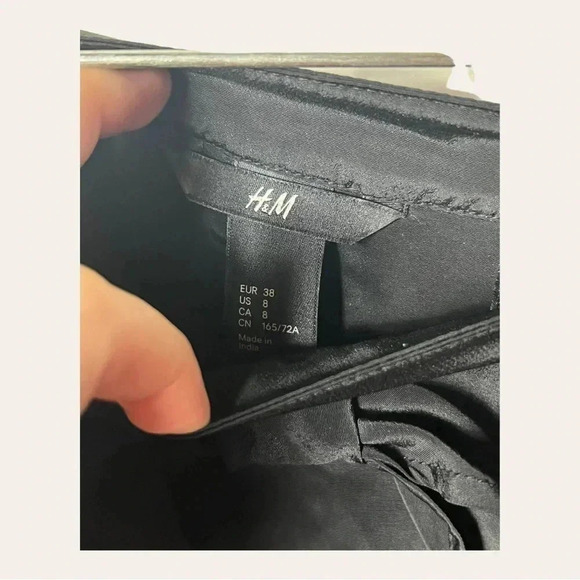 0053. H&M BLACK SILKY MINI SKIRT WITH RUFFLES‎ AND BOW SIZE 8 - Picture 4 of 7